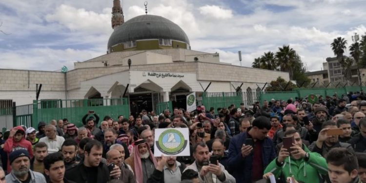 وقفة حاشدة في اربد تدعو لموقف حازم في مواجهة صفقة القرن