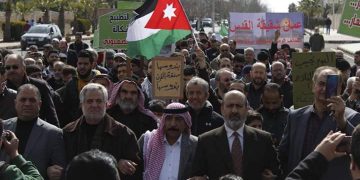 شاهد.. العضايلة خلال وقفة أمام “السفارة الأميركية”: توحد الشعبين الأردني والفلسطيني خلف دعم المقاومة سيسقط صفقة القرن