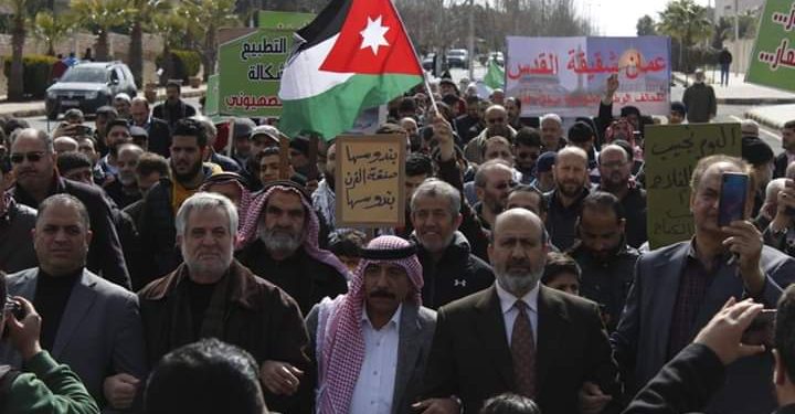 شاهد.. العضايلة خلال وقفة أمام “السفارة الأميركية”: توحد الشعبين الأردني والفلسطيني خلف دعم المقاومة سيسقط صفقة القرن