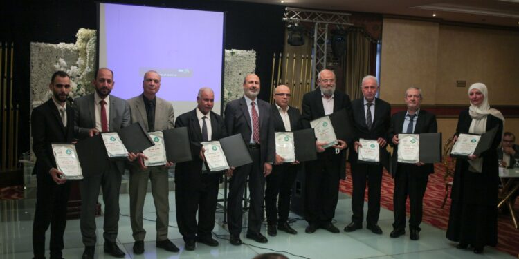 “العمل الإسلامي” يكرم فريق إعداد مشروع رؤية الأردن 2030 ( صور)