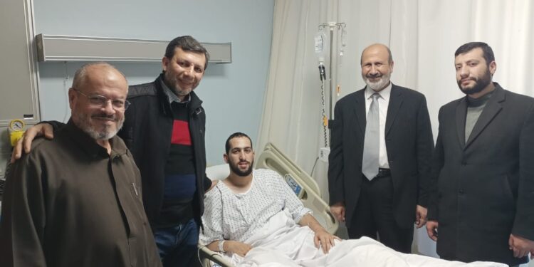 الأمين العام للحزب اوأمين السر ثابت عساف  في زيارة للأســير المحرر مصعب عبد السلام